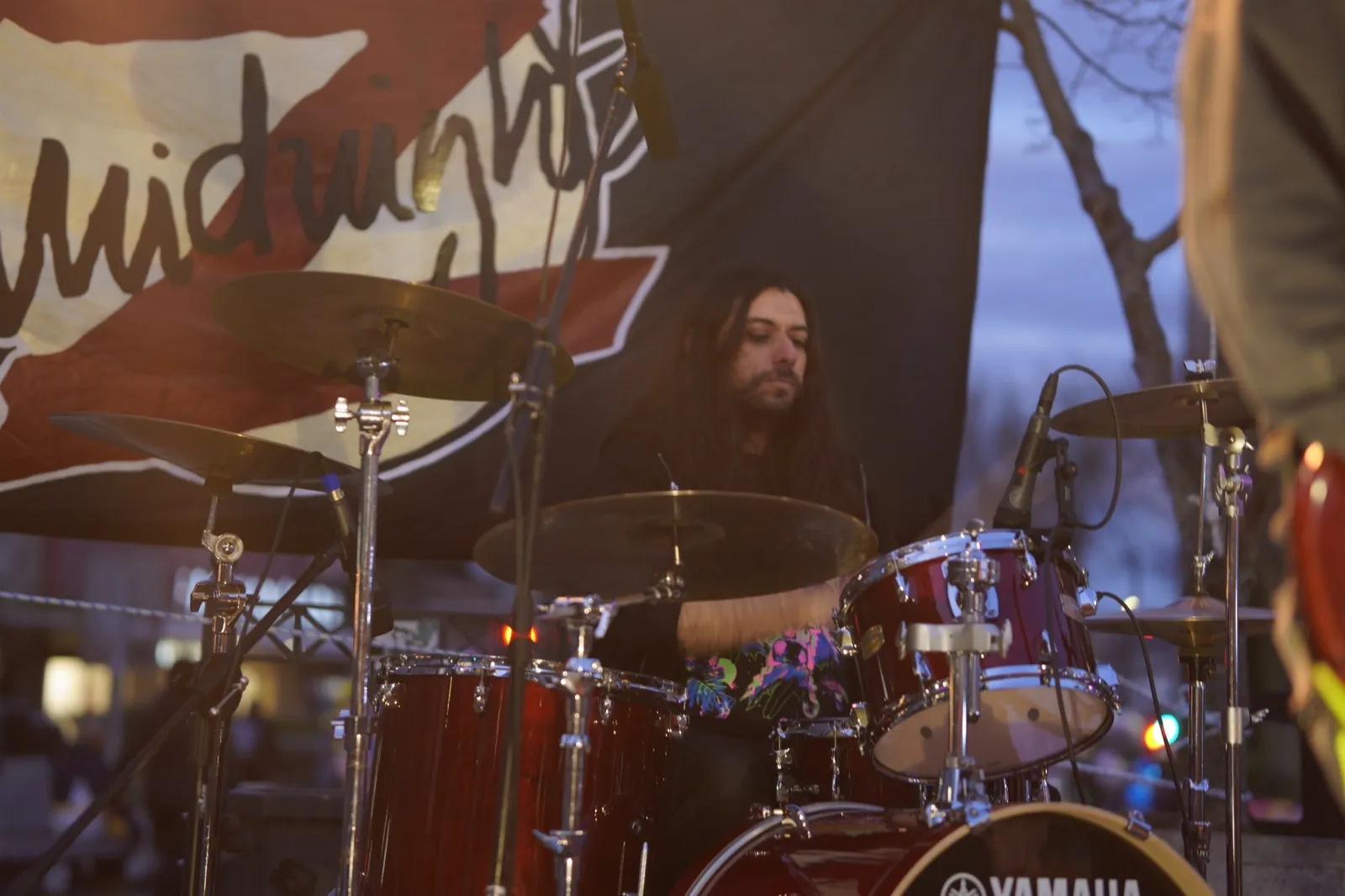 Batería de Midnight Z junto a la bandera de la banda